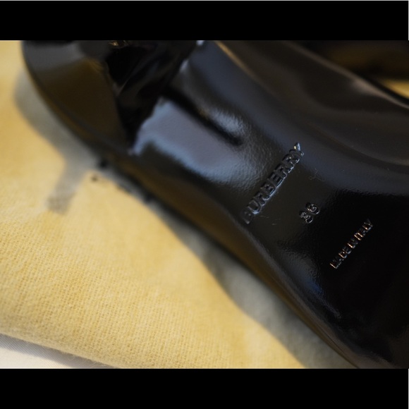 Authentic Burberry Patent Pump in Black NWOT - Picture 6 of 6